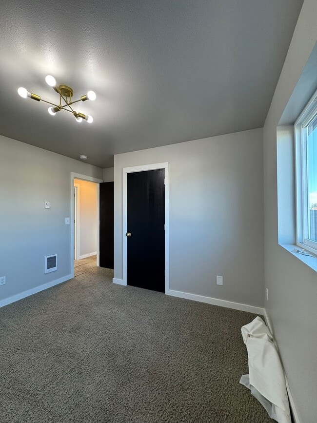 Building Photo - Newly Renovated & Ready to Impress!