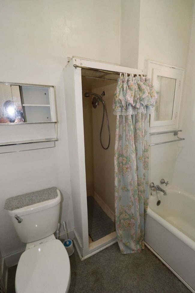 Building Photo - Spacious home for rent