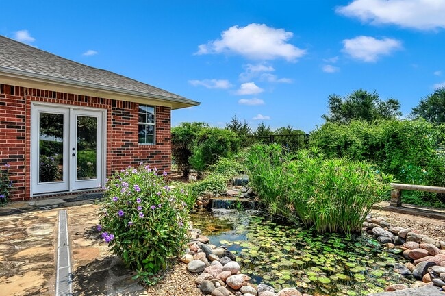 Building Photo - 105 Golden Rd