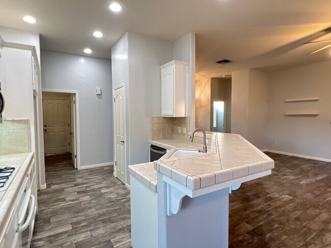 Building Photo - NORTHWEST BAKERSFIELD