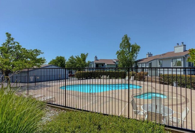 Building Photo - Beautiful Bottom Floor Unit in Ridgecrest Condos! Month to Month Lease!