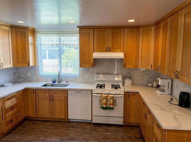 Building Photo - Charming 3-Bedroom Home with Inviting Outdoor Space