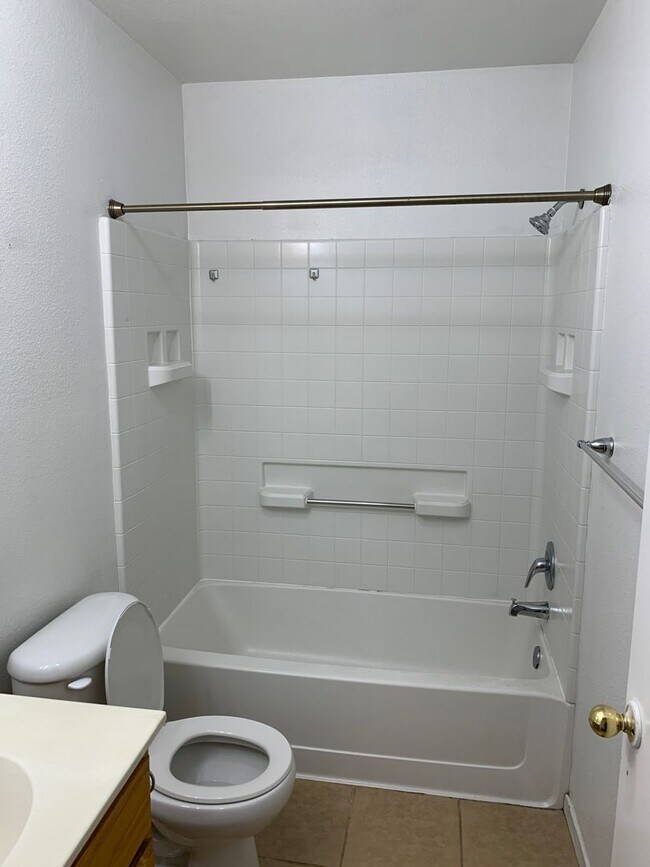 Building Photo - 2 WEEKS FREE RENT November Special - Beaut...