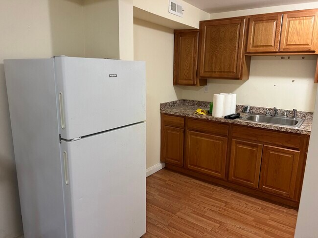 Building Photo - 539 Howe Ave