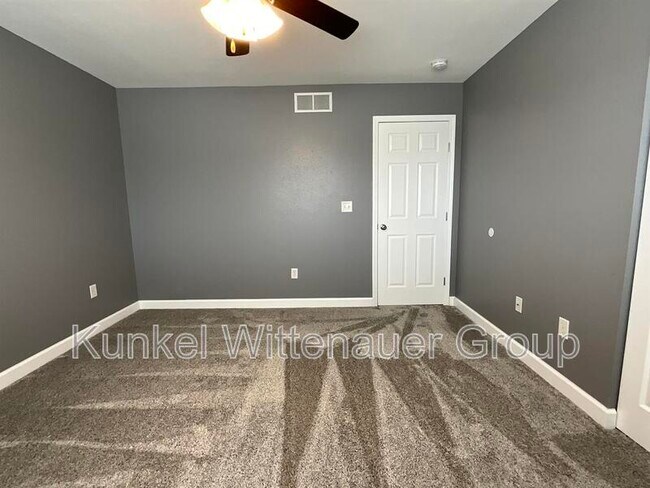 Building Photo - 700 Fountain View Dr