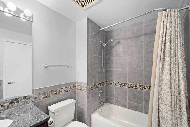 Building Photo - 811 W 15th Pl