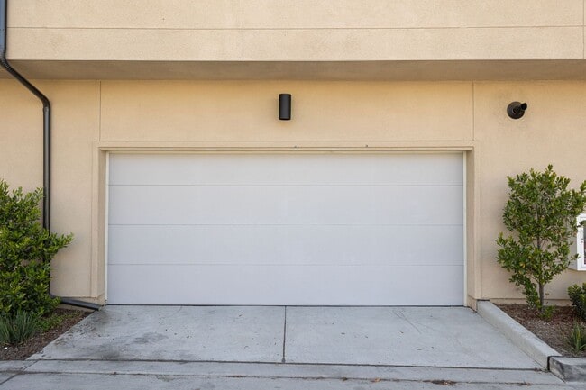 Building Photo - Modern 3-Story Townhouse in Agualuna!