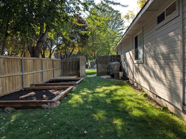 Building Photo - 17016 N Tanner Pl