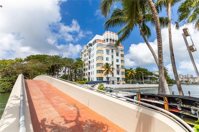 Building Photo - 2445 Lake Pancoast Dr