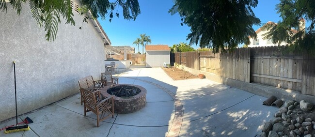 Building Photo - 4 Bedroom + Office / 2.5 Bathroom Redlands...