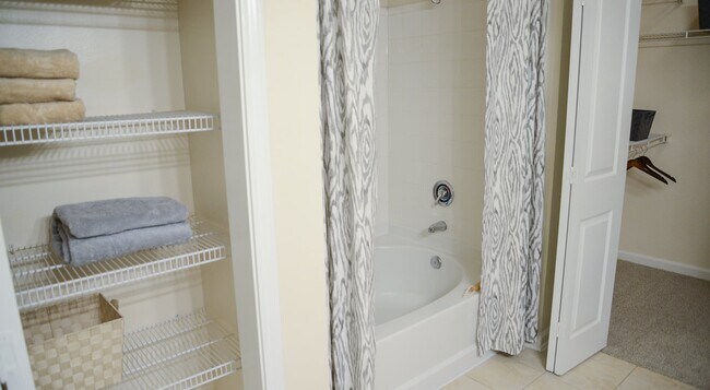 Building Photo - Your Dream Home! – Style, Comfort & Luxury...