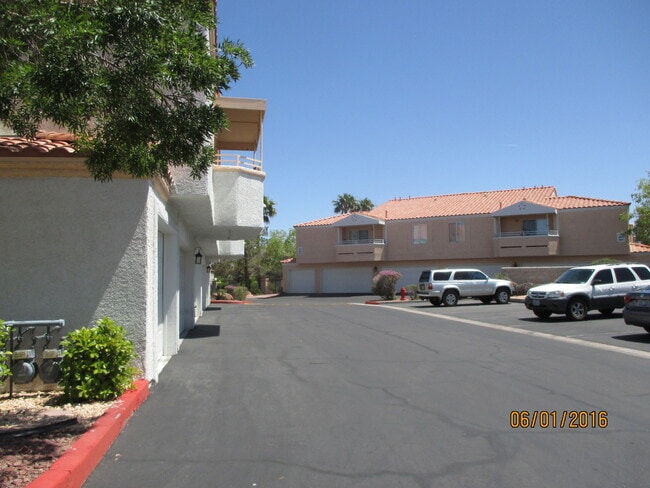Building Photo - 8452 Boseck Dr