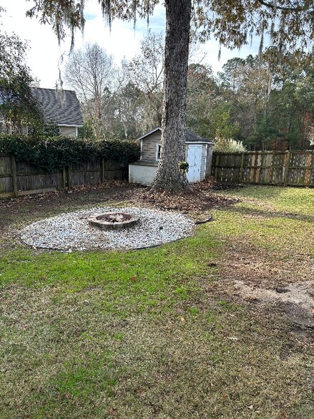 Building Photo - 305 Rose Marie Ln