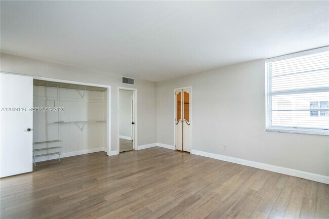 Building Photo - 9500 W Bay Harbor Dr