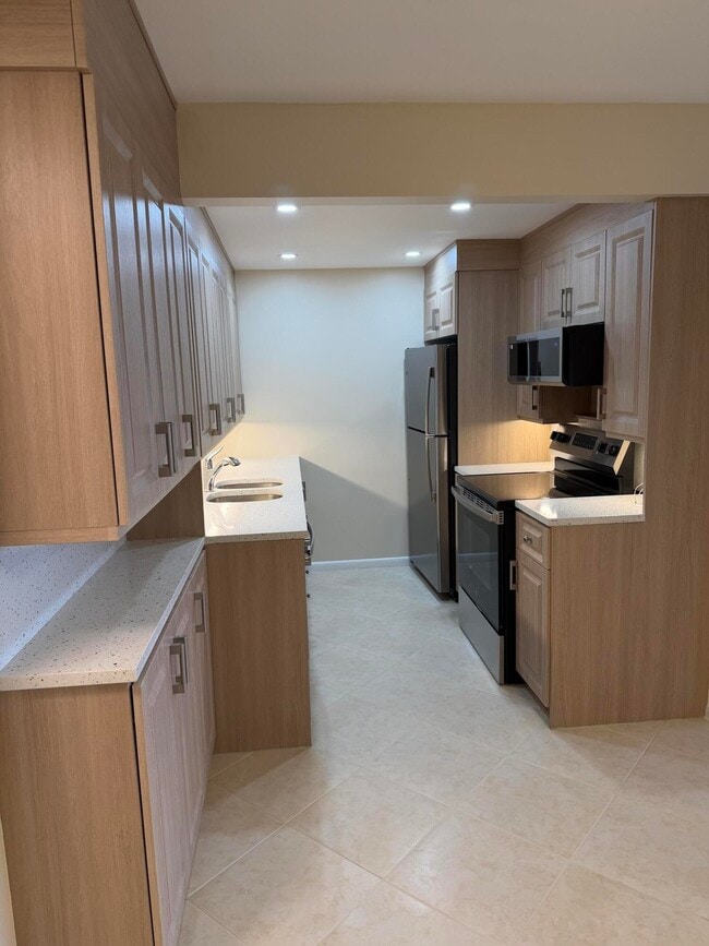 Building Photo - 4067 Yarmouth E