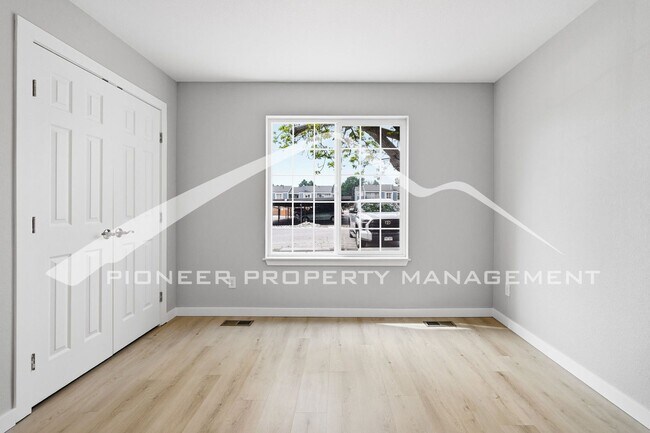 Building Photo - Spacious Condo with Washer/Dryer and Central AC