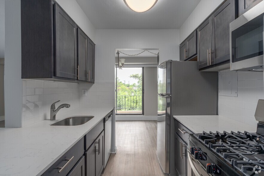 2BR, 1BA - 900SF Kitchen - Courtside Square Apartments