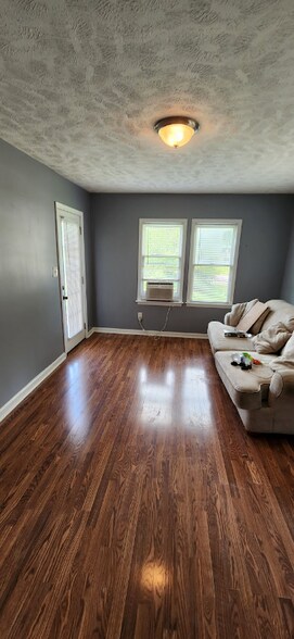 Building Photo - 504 Oak Dr
