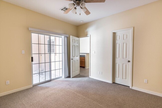 Building Photo - Spacious 3 bedroom, 2.5 Bath Condo in East El Paso!!