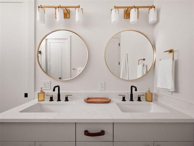 Building Photo - 3208 Govalle Ave