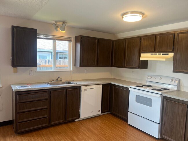 Building Photo - Open Concept: 3 Bed, 1.5 Bath Hidden Gem!