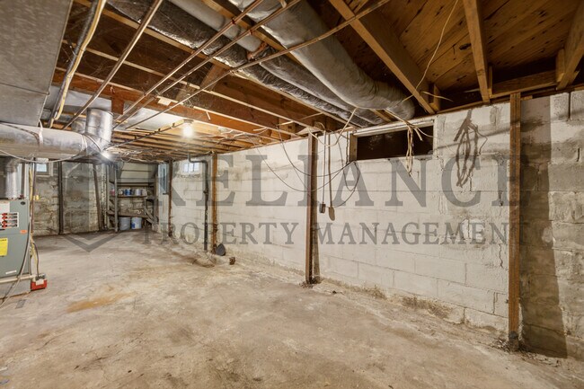 Building Photo - 703 S Grove Dr