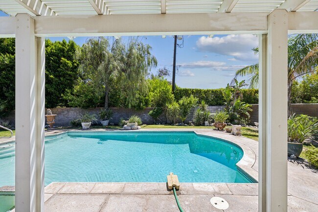 Building Photo - 3 Bed / 2 Bath Home with Bonus Room, Pool and Two Car Garage.