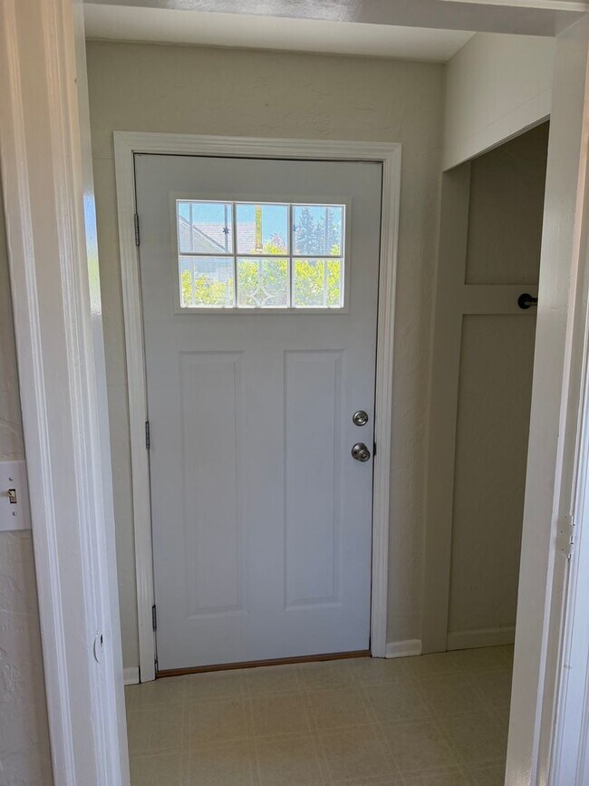 Building Photo - Large updated 2 bedroom 1 bathroom house in Springfield!