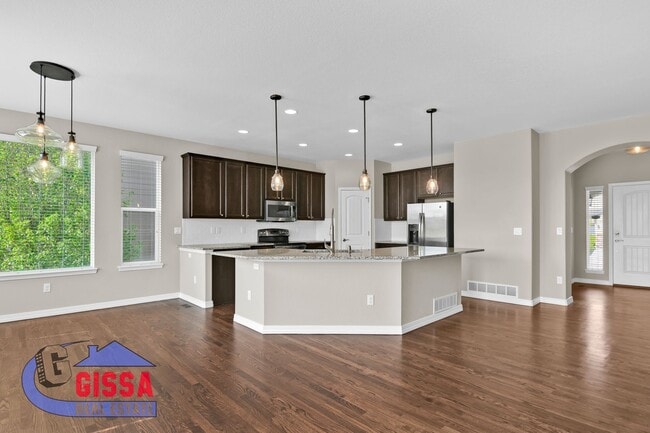 Building Photo - Beautiful home with 5 bedrooms, 4 bathroom...