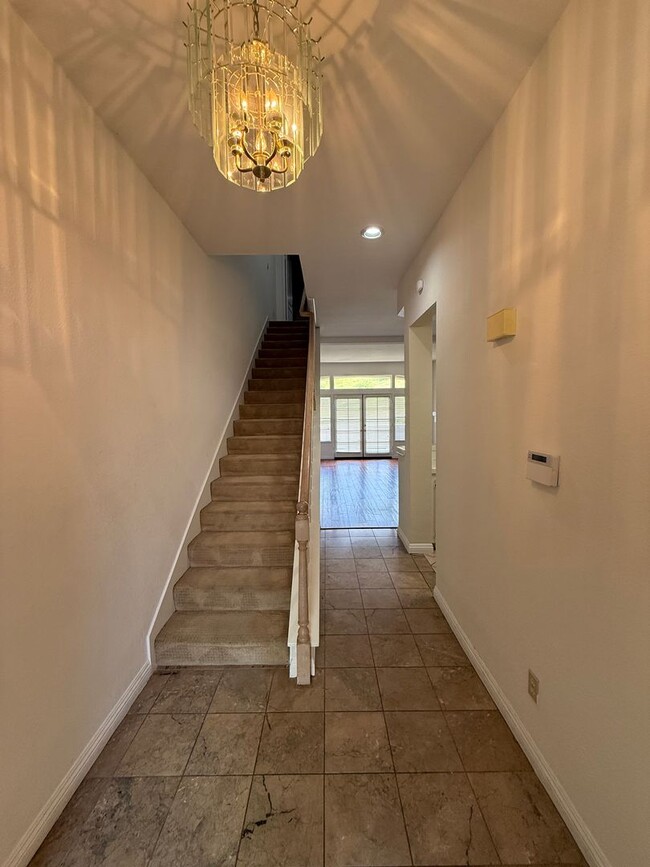 Building Photo - Beautiful 2 Bed, 2.5 Bath Two-Story Townho...