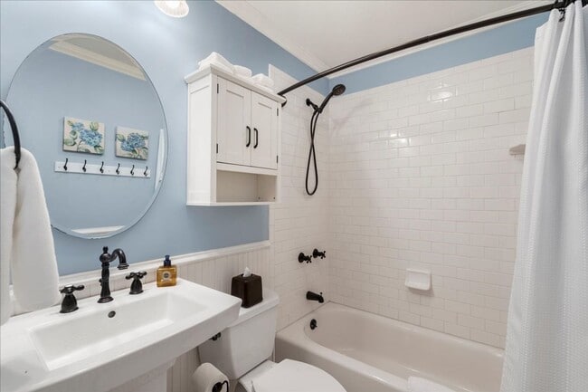 Building Photo - 2 Bedroom, 1 Bath furnished Cottage