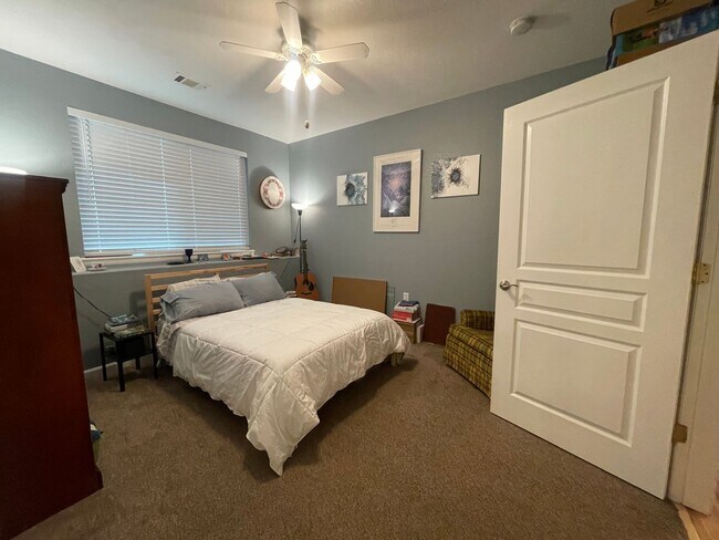 Building Photo - $0 DEPOSIT OPTION! LUXURIOUS 3BED/2BATH CONDO WITH MODERN UPGRADES