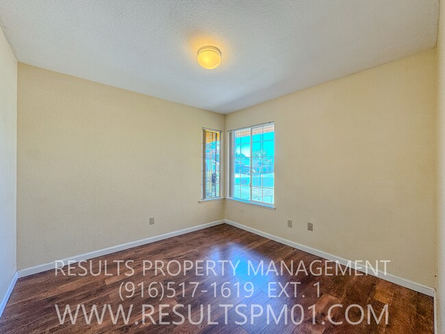 Building Photo - Spacious 4 Bedroom on corner lot