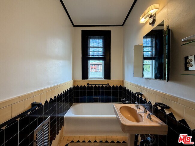 Building Photo - 1314 Hayworth Ave