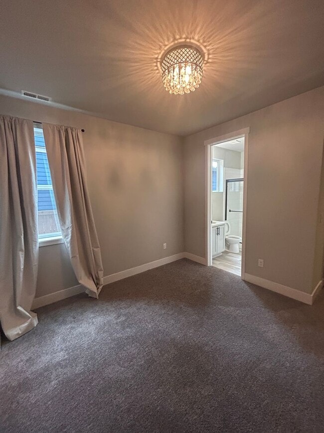 Building Photo - Spacious 4 Bed / 3.5 Bath Home in Easton C...