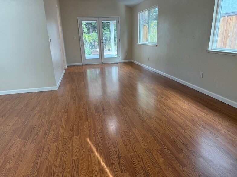Building Photo - 2847 Honeysuckle Cir