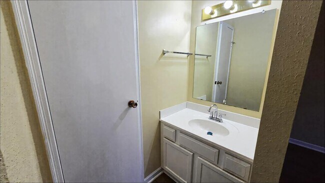 Building Photo - 7400 Bellerive Dr