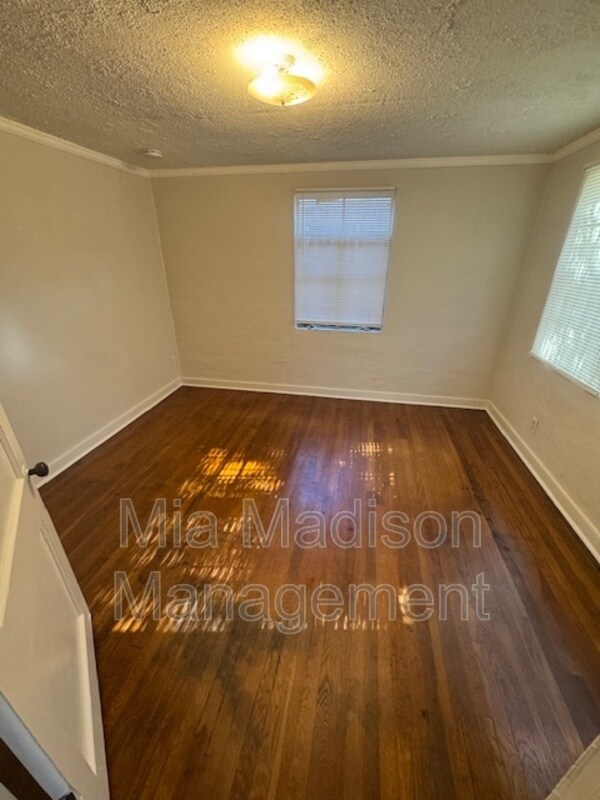 Building Photo - 1026 W 41st St