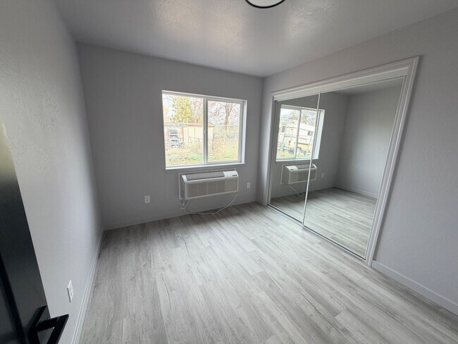 Building Photo - Division St