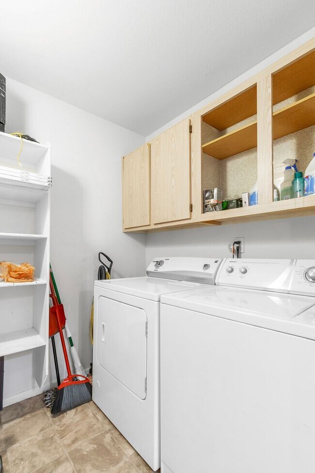 Building Photo - 2 Bedroom/2 Bathroom Condo in Quiet Gated Community- Centrally Located!!