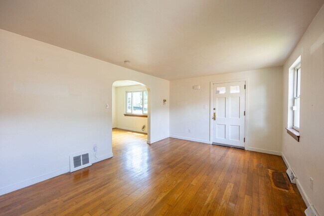 Building Photo - Spacious 4-Bedroom Home with Garage and Yard - Section 8 Approved!!
