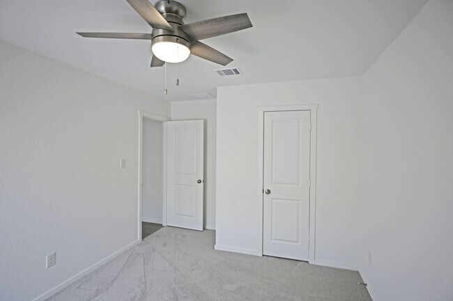 Building Photo - 2407 Shady Grv