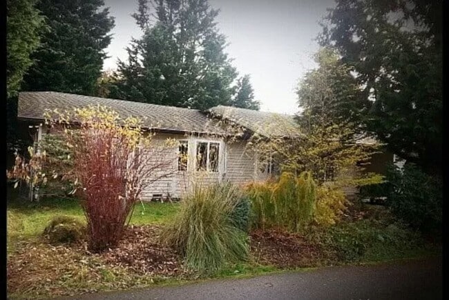 Building Photo - 3 bedroom rambler on corner lot