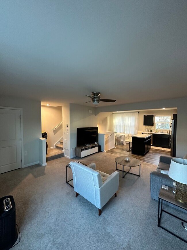 Building Photo - FULLY FURNISHED like-new Townhouse w/ Garage