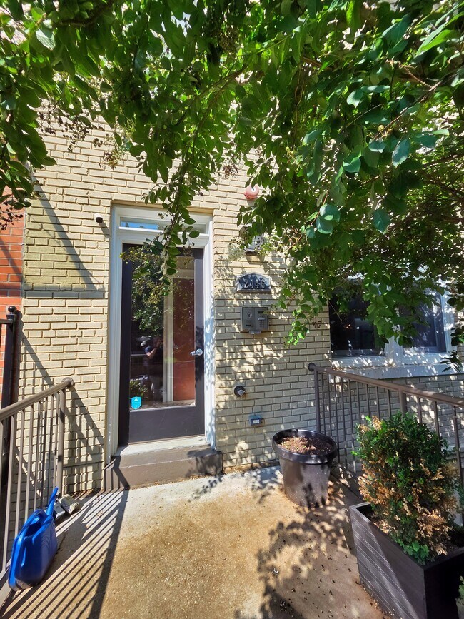 Building Photo - 2446 Ontario Rd NW
