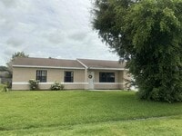 Building Photo - 2719 SE Ibis Ave