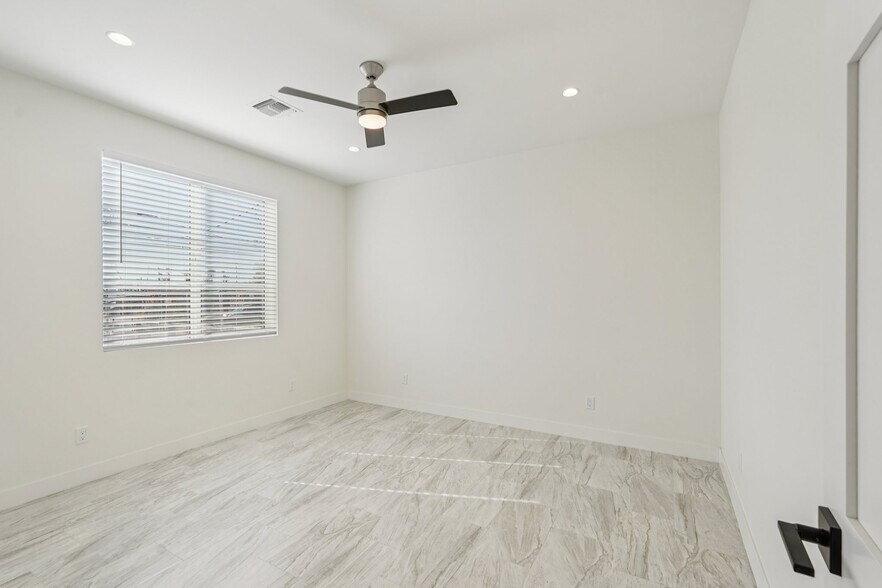 Building Photo - 910 E Roma Ave