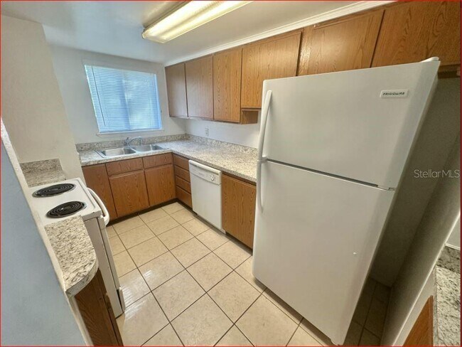 Building Photo - 2550 S Park Ave