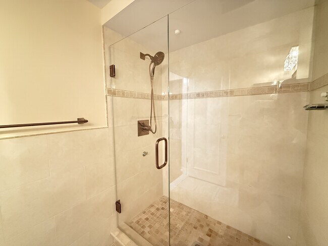 Building Photo - 772 Greenhills Dr