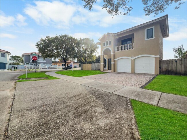 Building Photo - 1736 NE 9th Dr